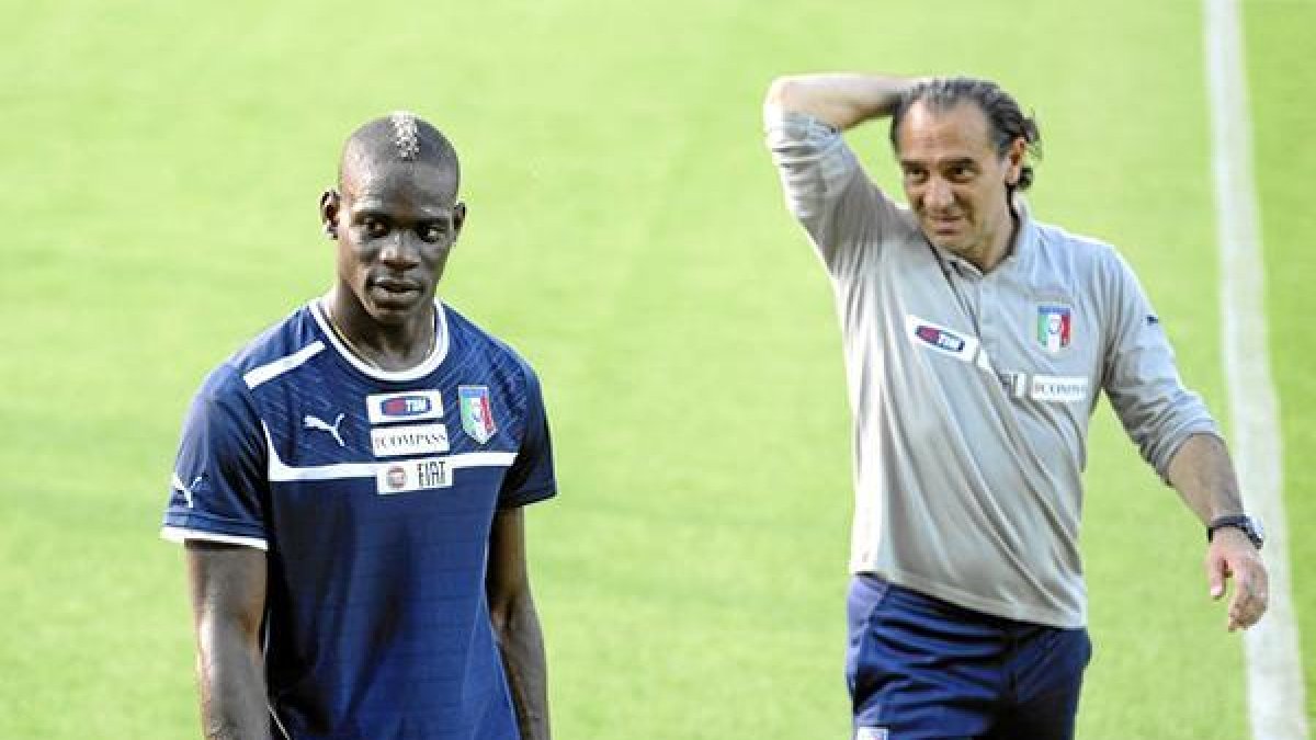 Balotelli y Prandelli.o,469px);}