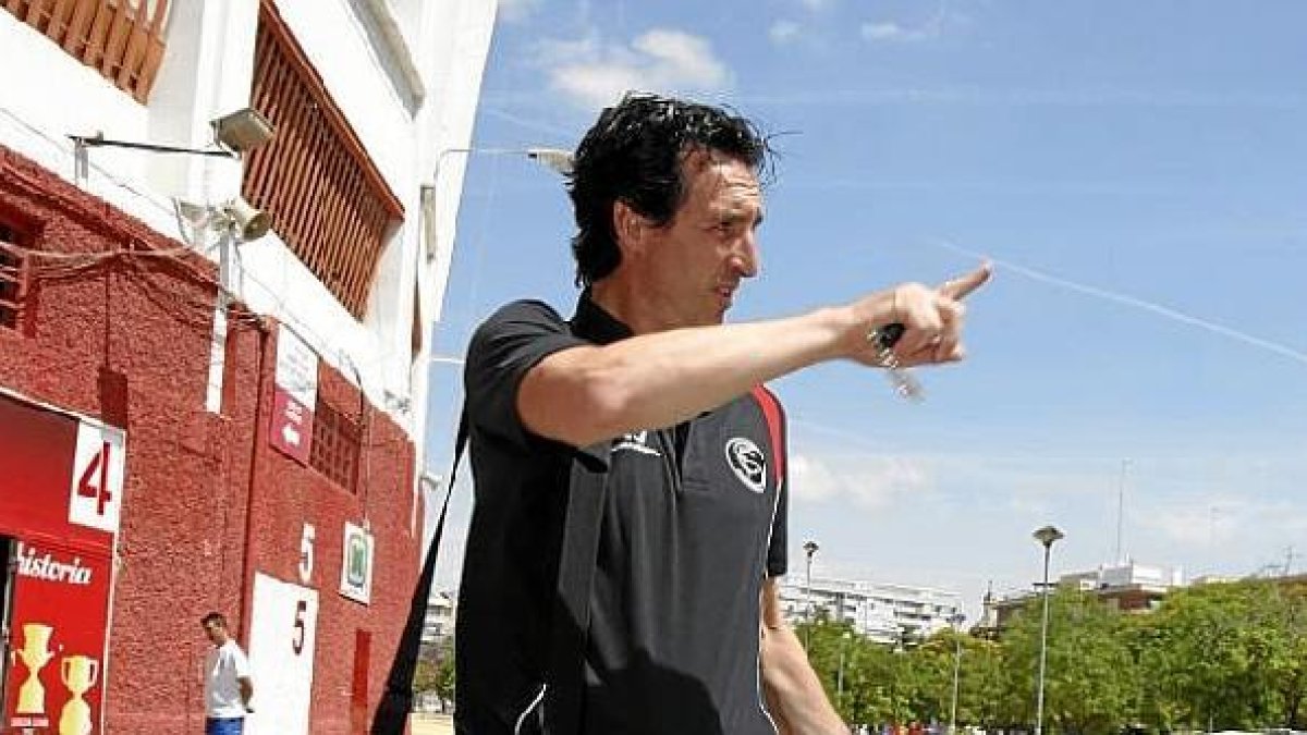 Unai Emery a la puerta del Estadio Sánchez Pizjuán.e;clip:rect(