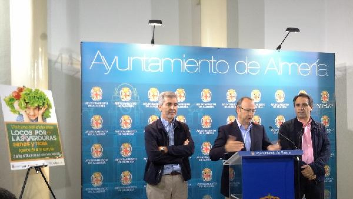 El alcalde, Luis Rogelio Rodríguez, presenta con Miguel Vargas, de CASI y el concejal Juanjo Segura.