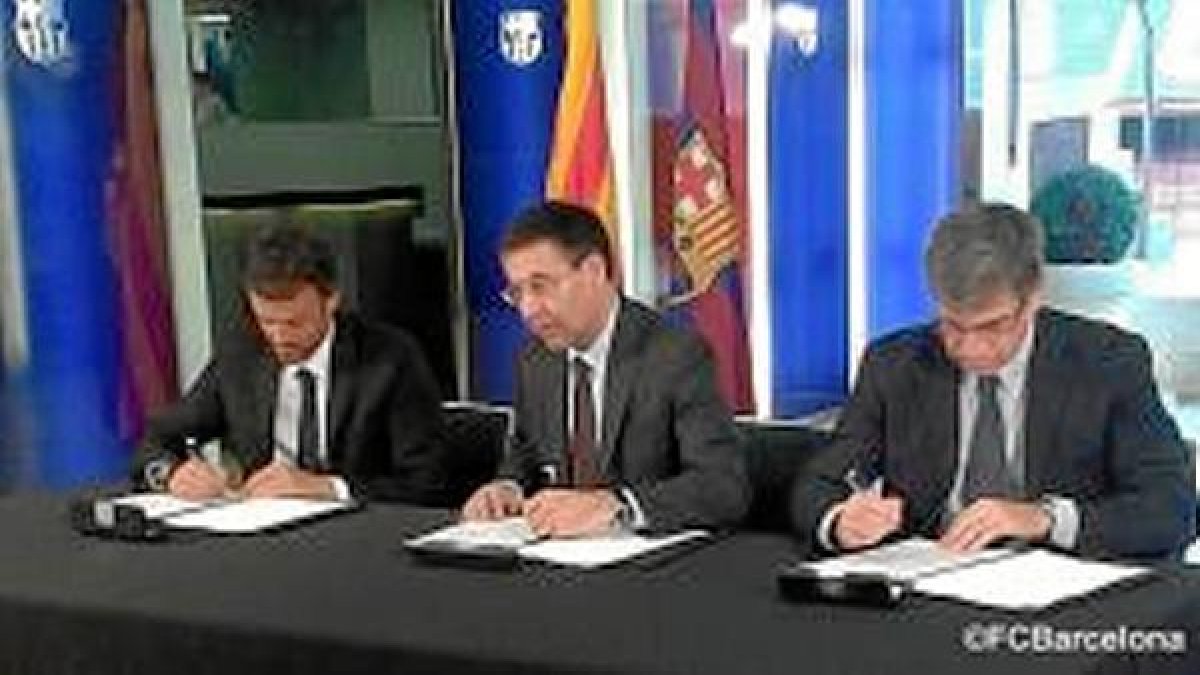 Momento de la firma de Luis Enrique con el F. C. Barcelona.e;cl