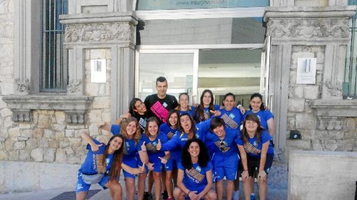 Las chicas del Comarca posan felices tras un nuevo título.e;cli