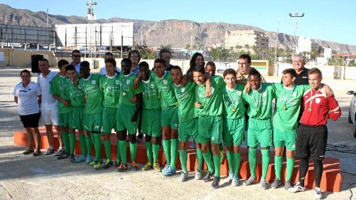 Los juveniles de El Parador posan en el día de la entrega de medallas.tyle>.apqj{position: