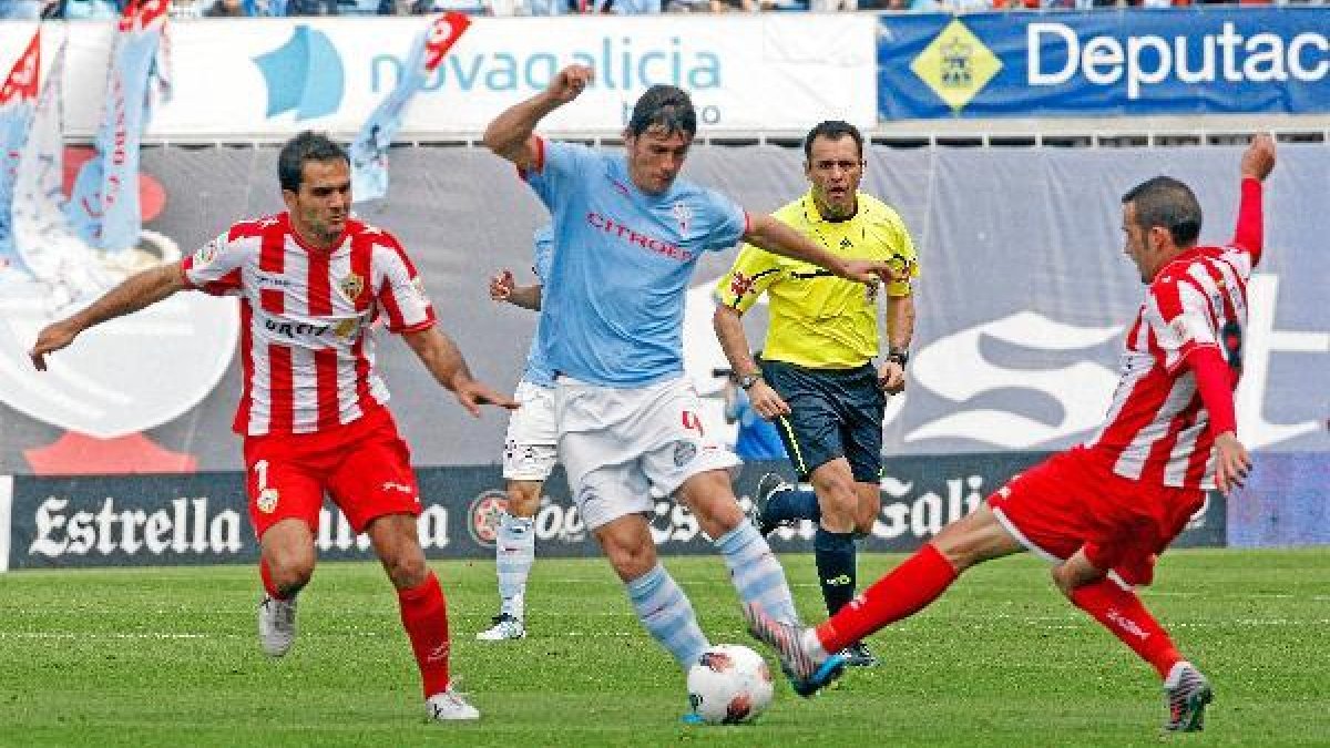 Mario Bermejo entre Verza y Aleix Vidal en un Celta-Almería de Segunda División.tyle>.apqj