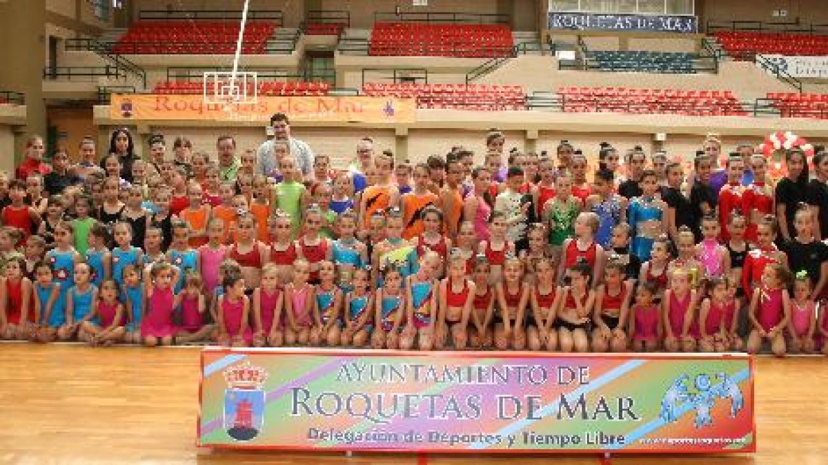 Foto de familia de las participantes de la Escuela deportiva.e;