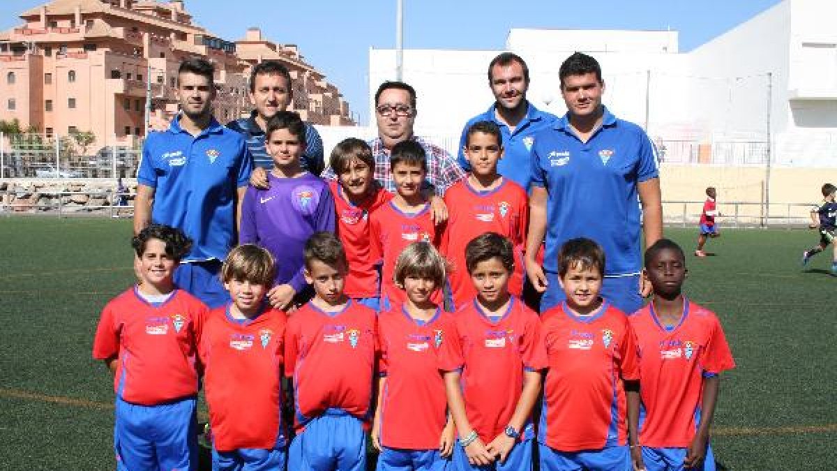 José Juan Rubí, con los miembros del equipo benjamín.e;clip:rec