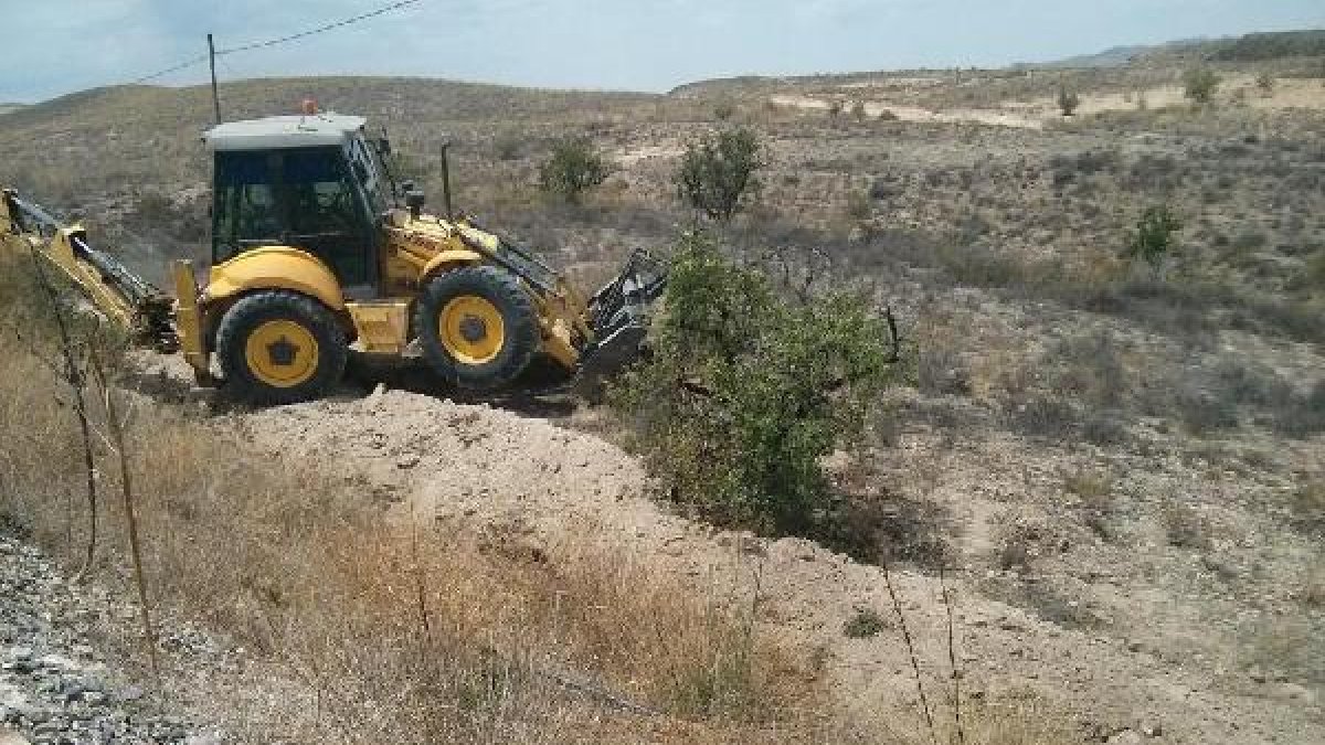 Máquina trabajando en la zanja por la que posteriormente discurrirá la nueva tubería.tyle>