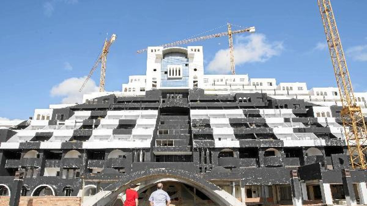 Tras dos acciones de protesta, la fachada del hotel está ahora pintada de blanco y negro.t