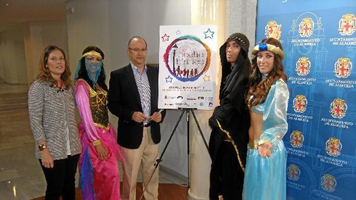 El alcalde y la concejal de Desarrollo Económico, junto a actores de Celebritas. tyle>.apq