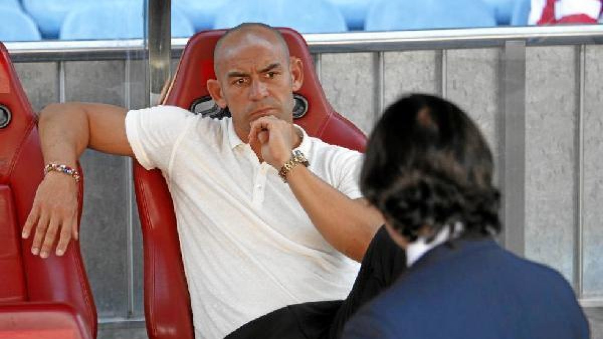 Paco Jémez atendiendo las palabras de su presidente Martín Presa.tyle>.apqj{position:absol