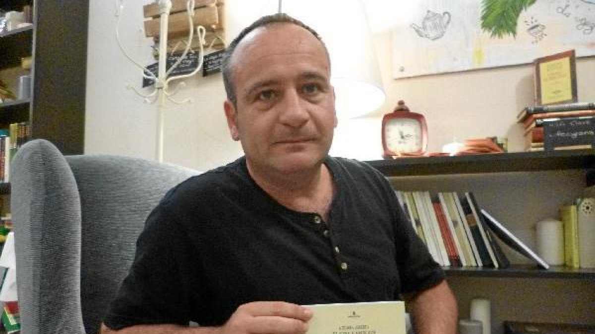 José Francisco Montero con un ejemplar de ‘A tumba abierta. El cine kamikaze’.tyle>.apqj{p