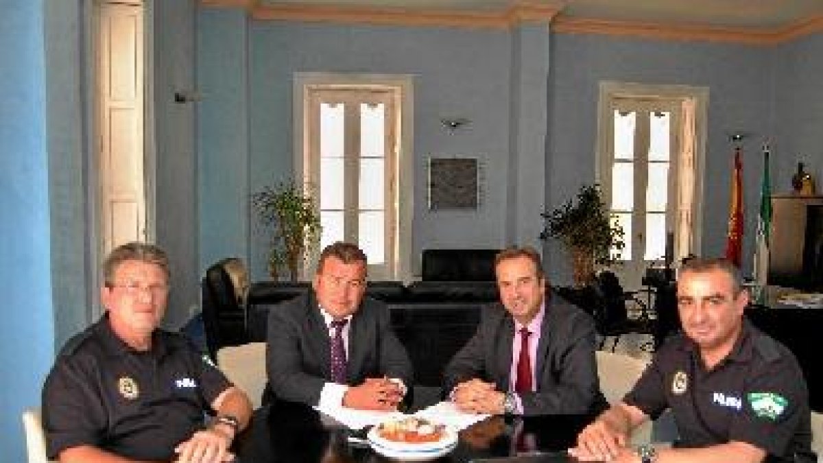 Asistentes a la reunión con el jefe provincial de Tráfico.e;cli