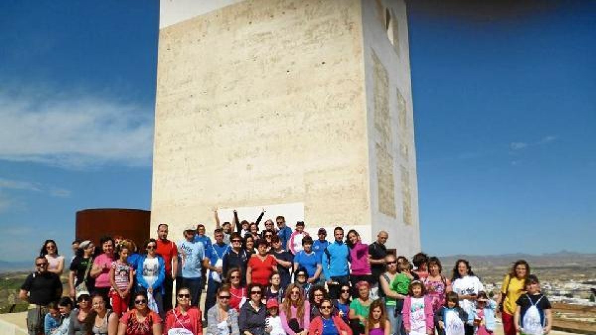 Participantes en la visita al castillo de Huércal-Overa.e;clip: