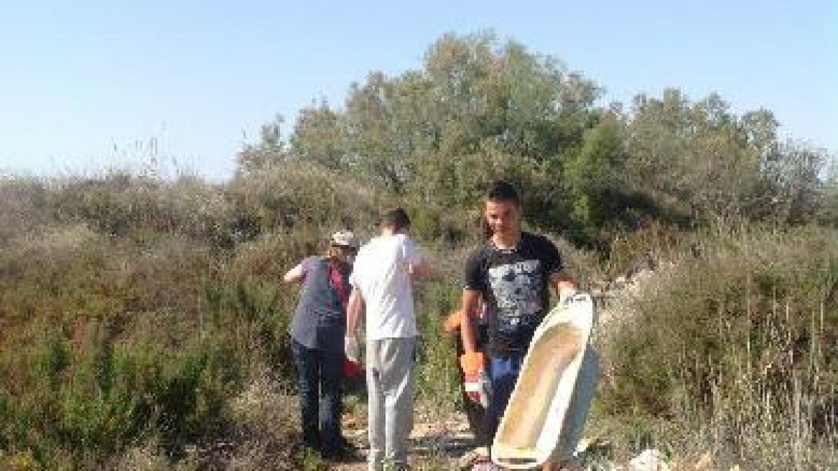 Voluntarios convocados por Ecologistas en Acción retiran una bañera en la Algaida.tyle>.ap