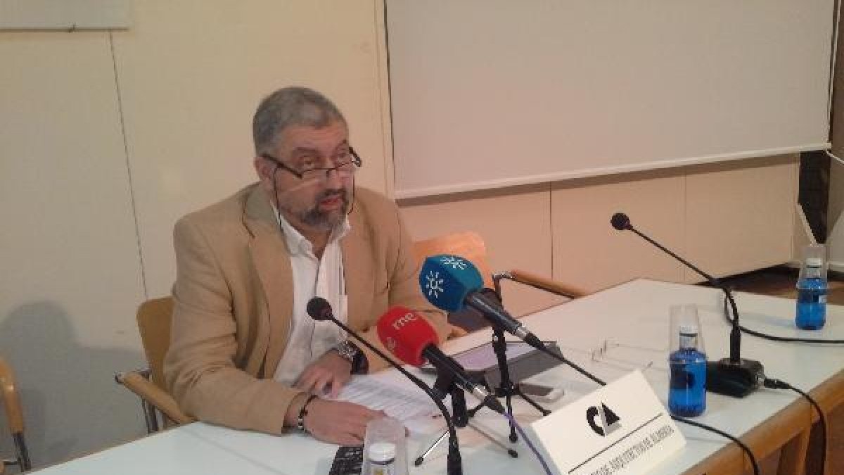 El decano del Colegio de Arquitectos, Javier Hidalgo, en rueda de prensa.tyle>.apqj{positi