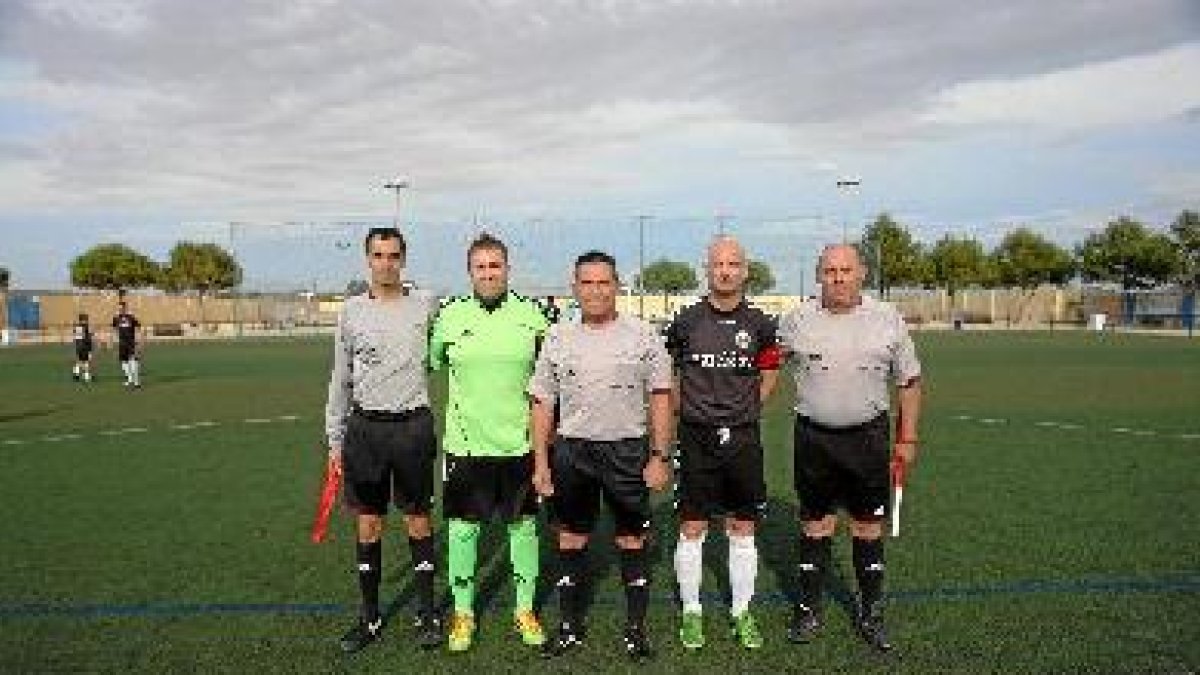 Árbitros y capitanes antes de la gran final.x,a