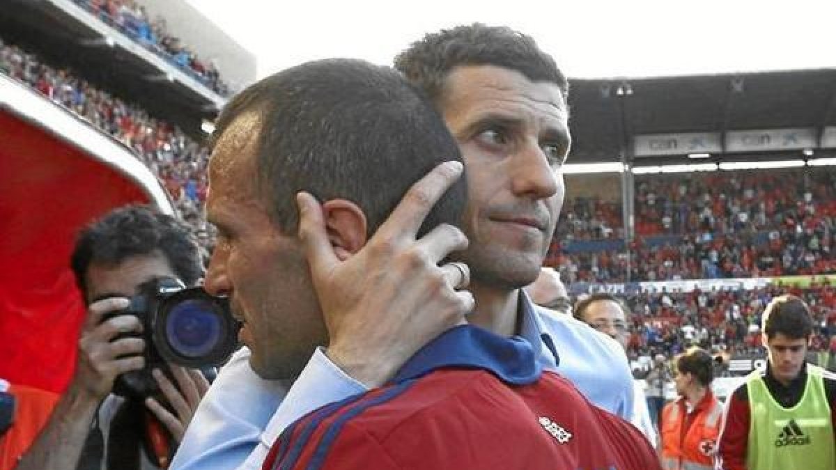 Javi Gracia abraza a Puñal tras una victoria insuficiente.e;cli