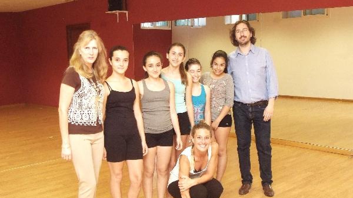 Mª Dolores Ortega, Leticia Castro y el director de la Escuela de Música y Danza, Rafael Arcos.