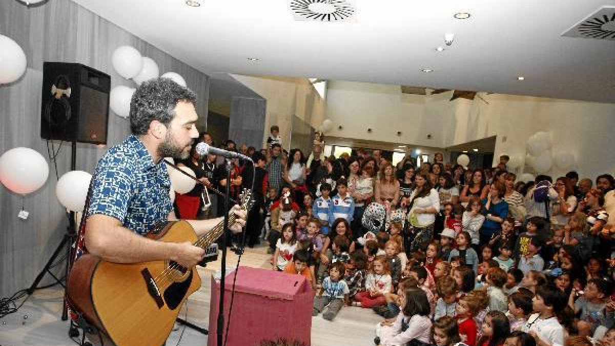 Cuentacuentos al que asistieron más de 300 personas.e;clip:rect