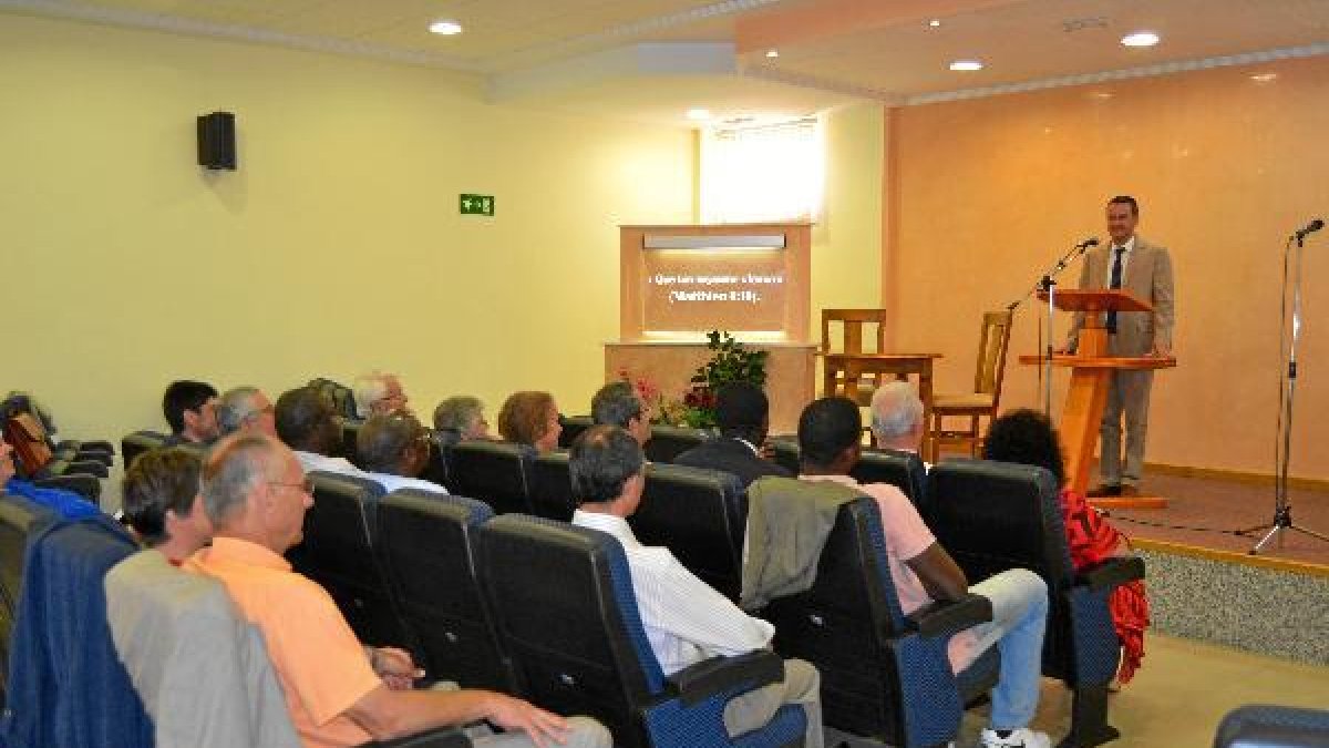reunión de la congregación en francés, ayer por la mañana en el edificio de Roquetas de Mar.