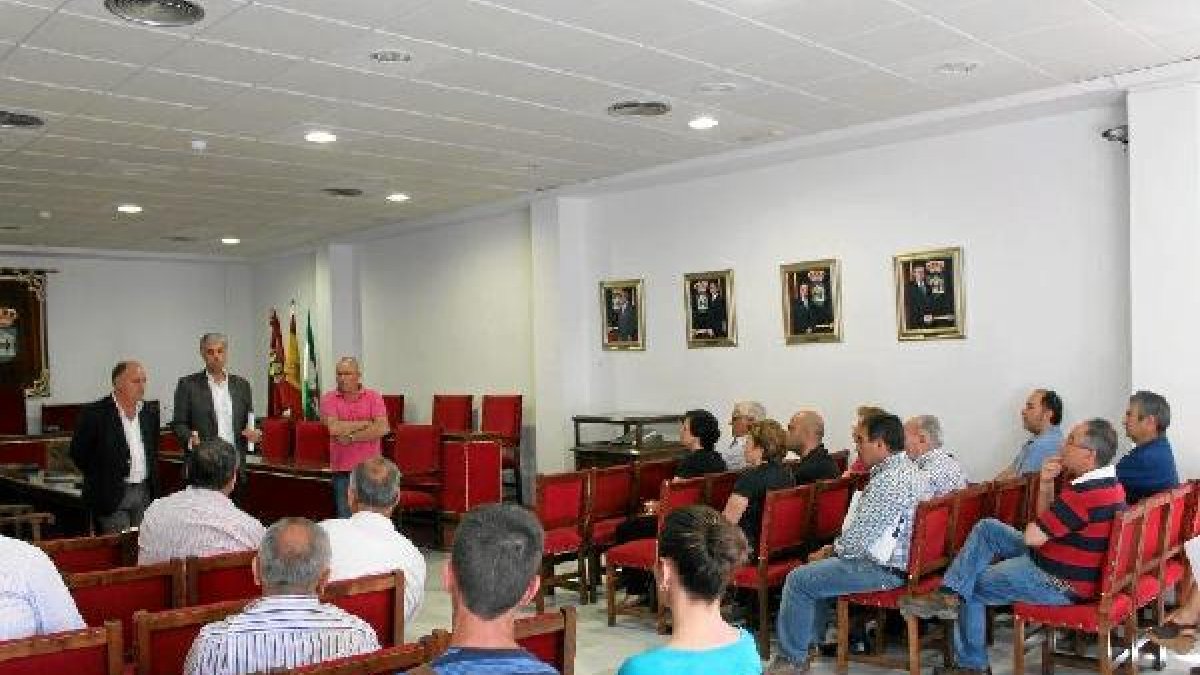 Reunión de agricultores en el ayuntamientox,aut