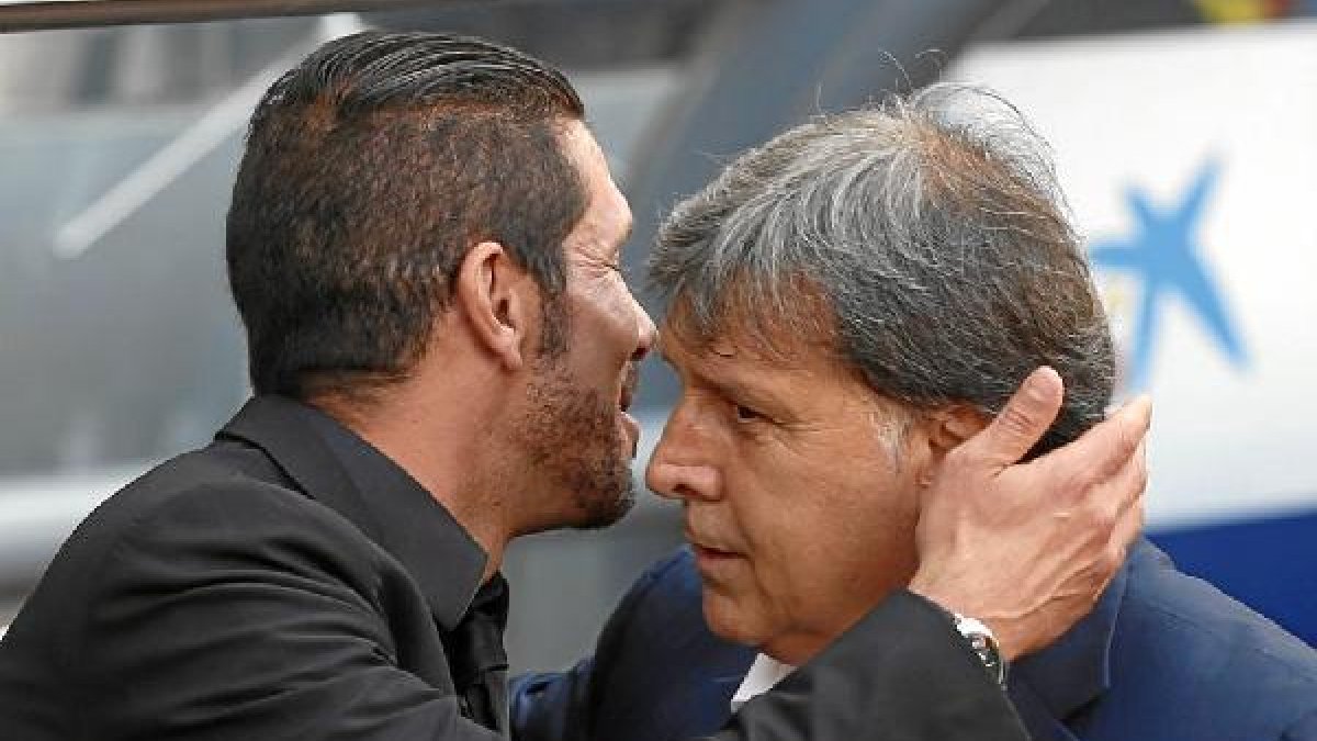 Martino, abrazándose a Simeone.o,469p