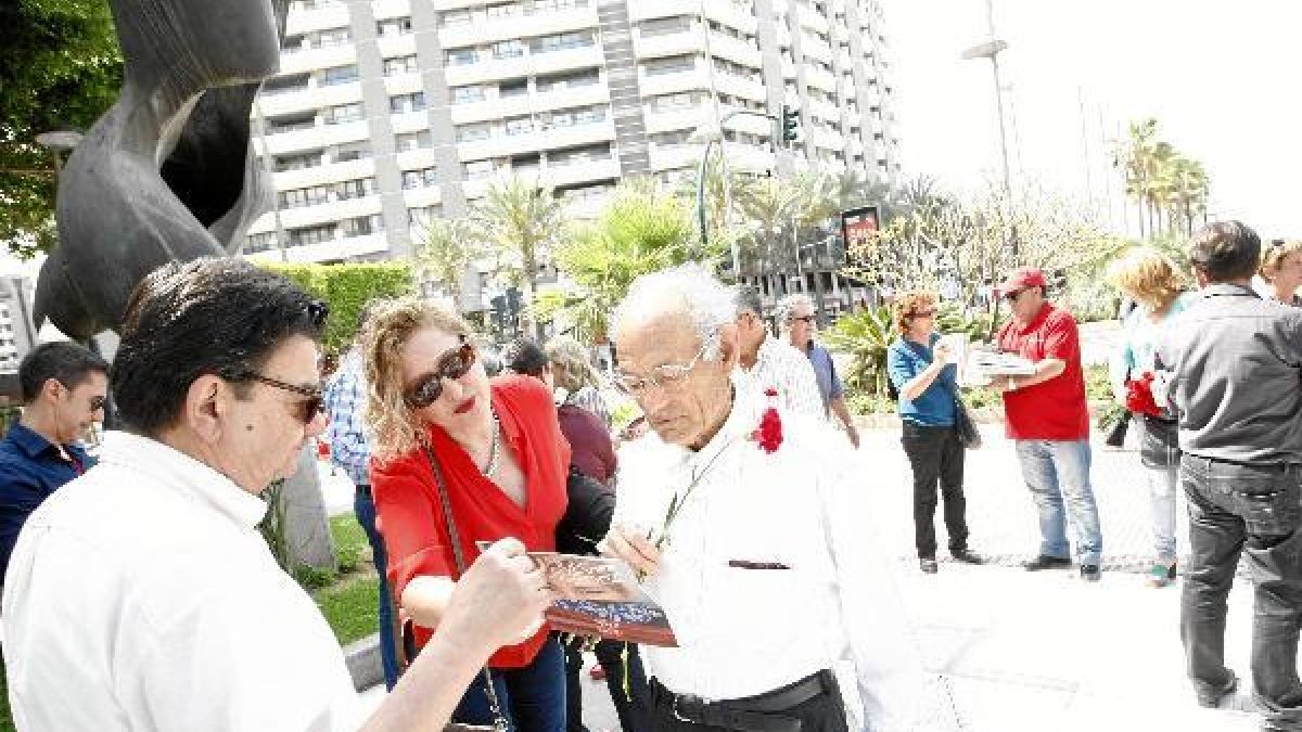 Socialistas repartiendo material electoral en la rambla de Almería. tyle>.apqj{position:ab