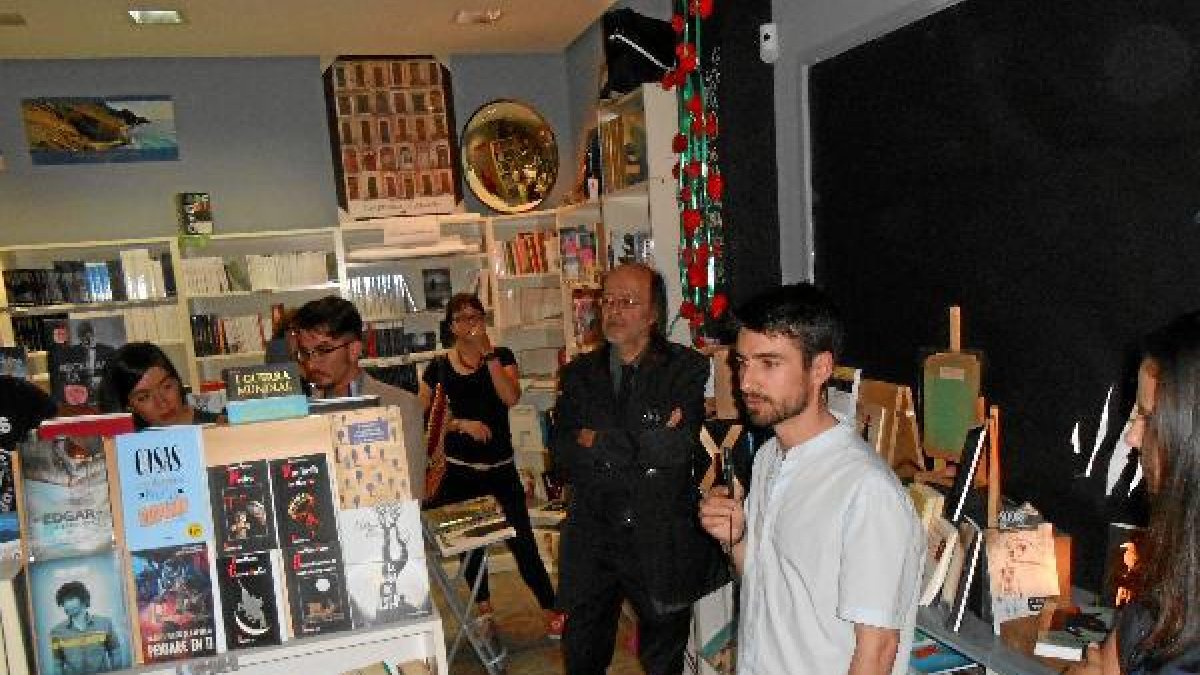 Antonio Cruz presentó su primer libro de relatos. e;clip:rect(4