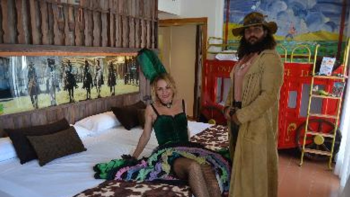 Las habitaciones cuidan todos los detalles para viajar al Lejano Oeste.tyle>.apqj{position