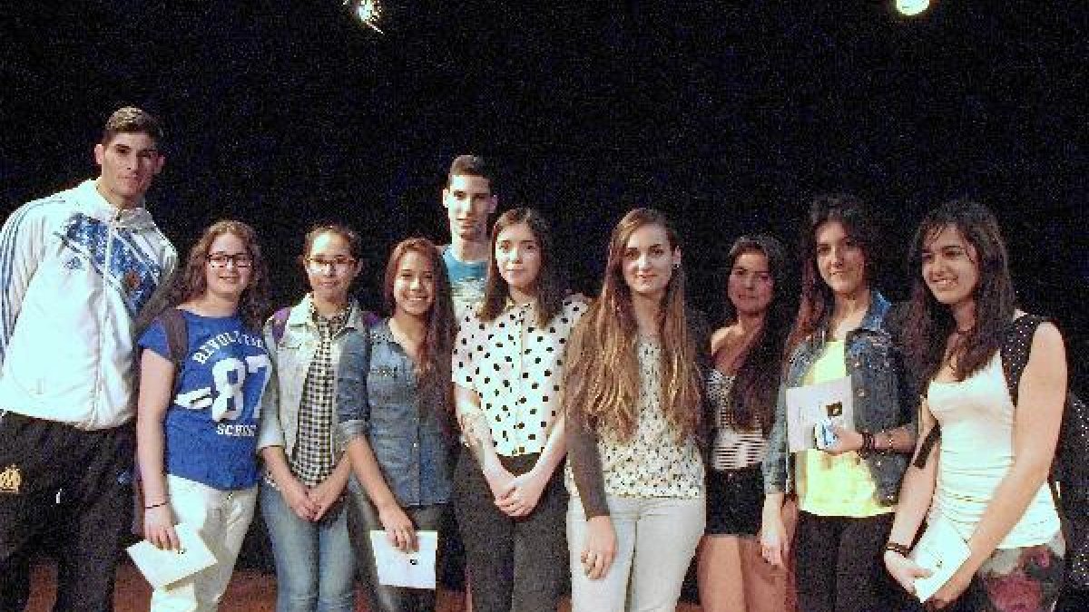 Luna Miguel con los jóvenes de Roquetas de Mar.