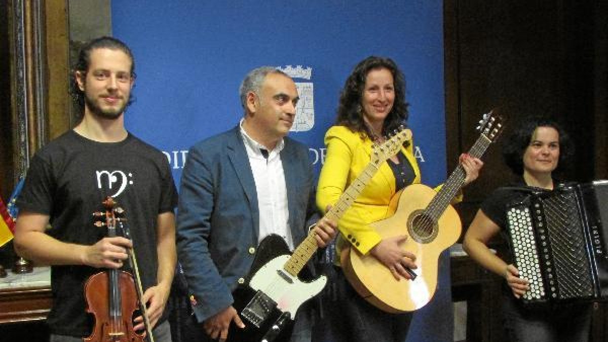 La diputada María Vázquez posa junto a músicos y al director del EMMA, ayer.tyle>.apqj{pos