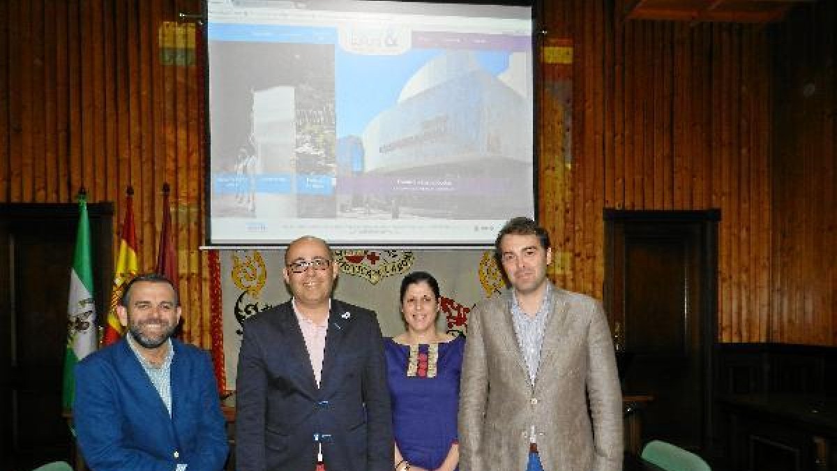 Presentación de la página web con el alcalde, concejales y responsable de la mismatyle>.ap