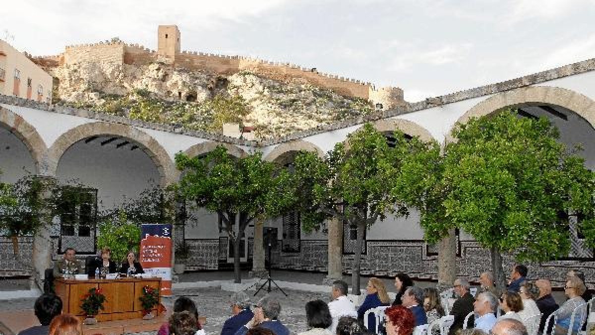 Presentación del programa en el Patio de Los Naranjos de la Subdelegación de Defensa. tyle