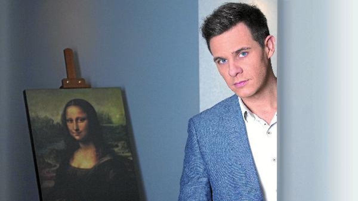 Gálvez posa junto a una de las obras más célebres de Da Vinci, ‘La Gioconda’. tyle>.apqj{p