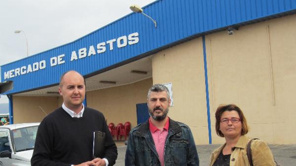 Izquierda Unida, ante el mercado central provisional.e;clip:rec