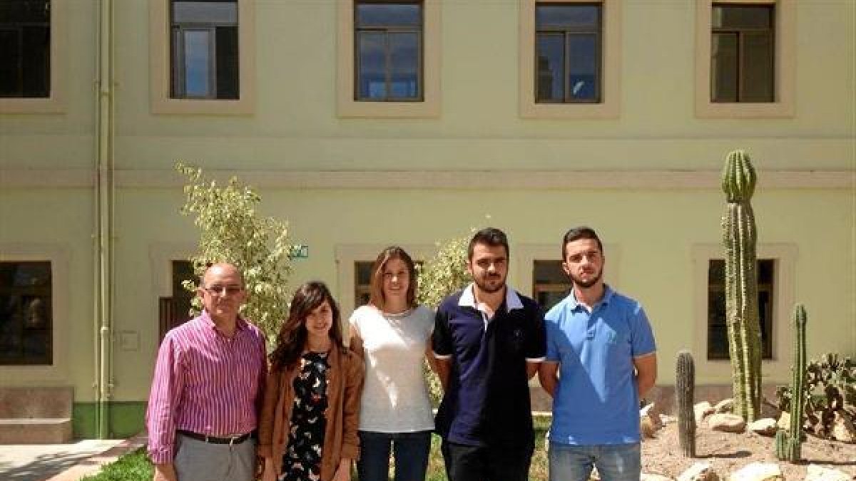 Los premiados, en el colegio La Salle Virgen del Mar, con su tutor, Antonio Galindo.tyle>.