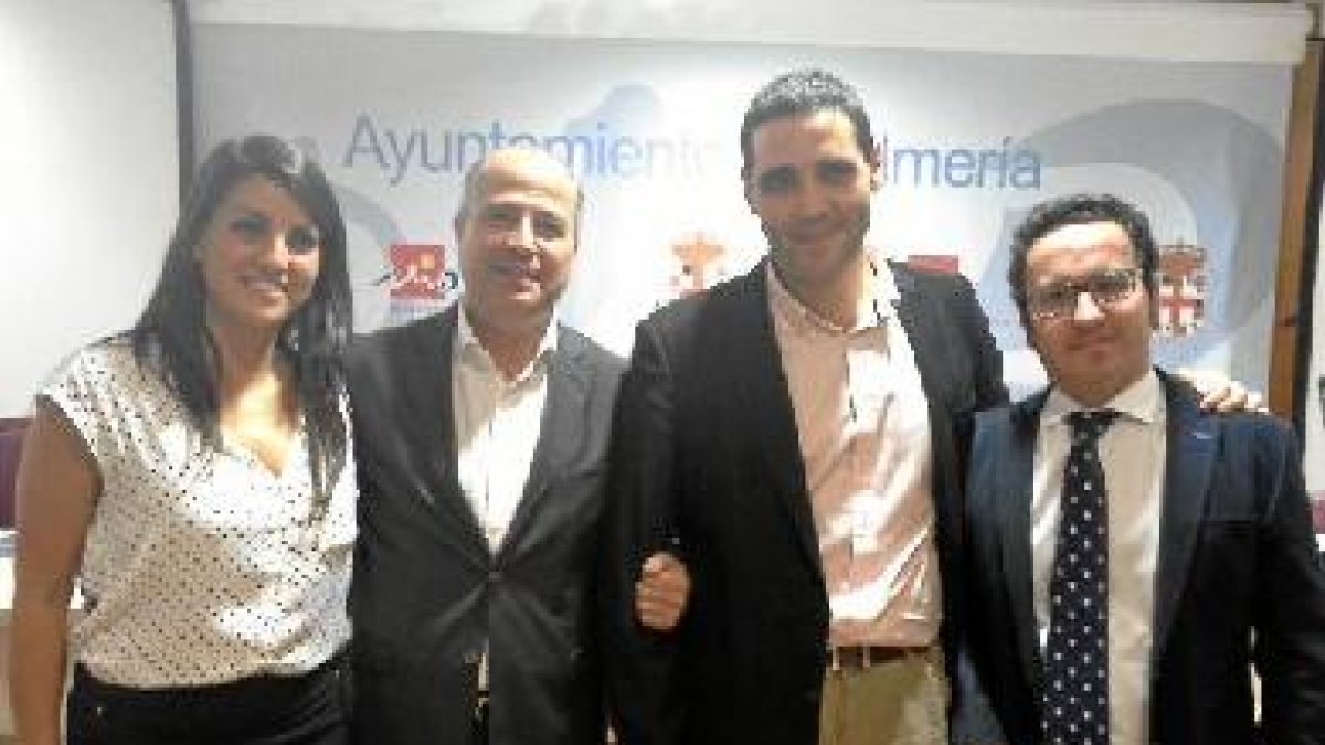 El equipo MEDAC con el concejal de Deportes, Juanjo Alonsoe;cli