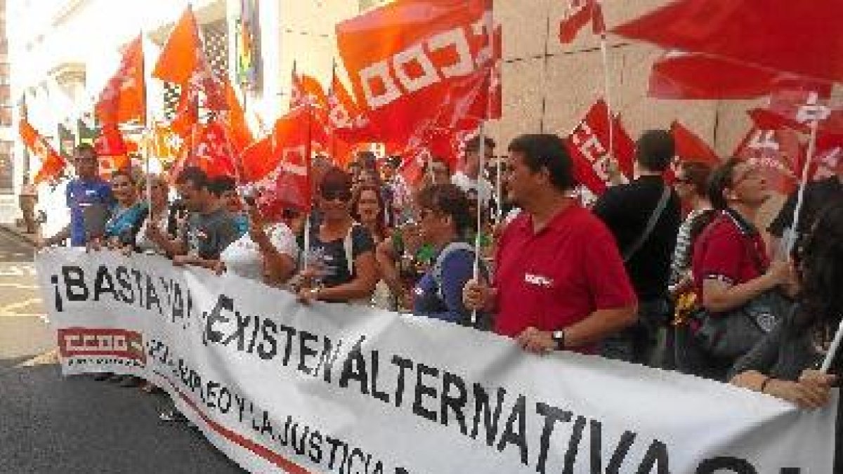 Concentración de CCOO durante la mañana de hoy, en la delegación de Igualdad.tyle>.apqj{po