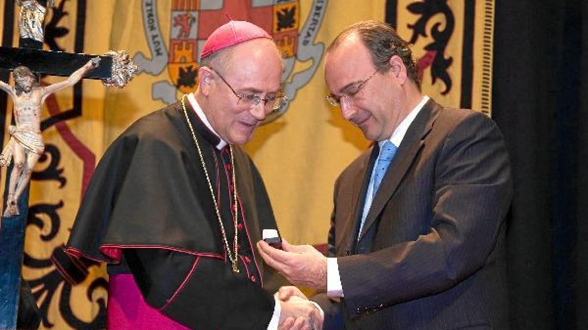 Obispo y alcalde, juntos en un actoo,