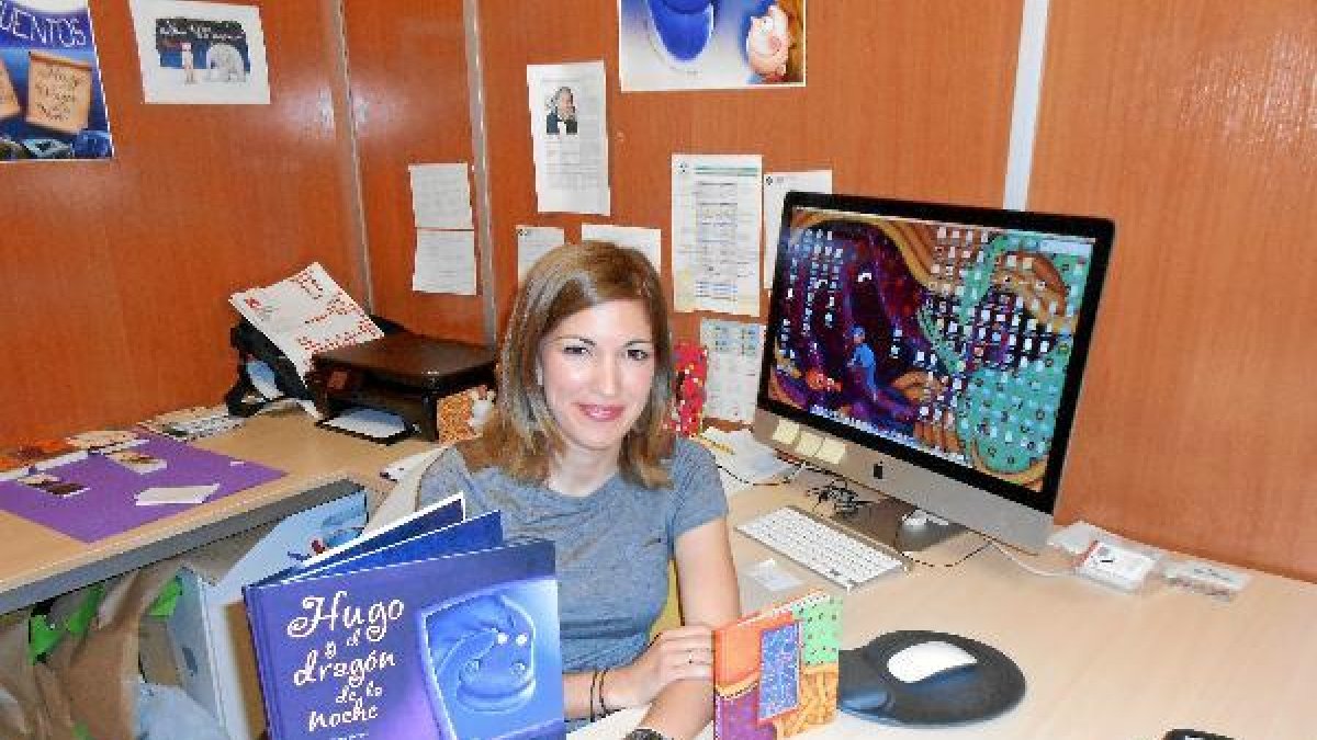 Gema Sirvent posa con los dos primeros títulos de su editorial, Libre Albedrío.tyle>.apqj{