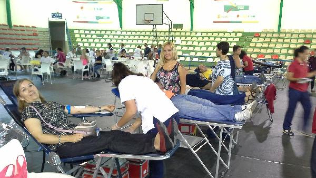 Donantes en el último maratón de donación de sangre en el Rafael Florido de Almería.tyle>.