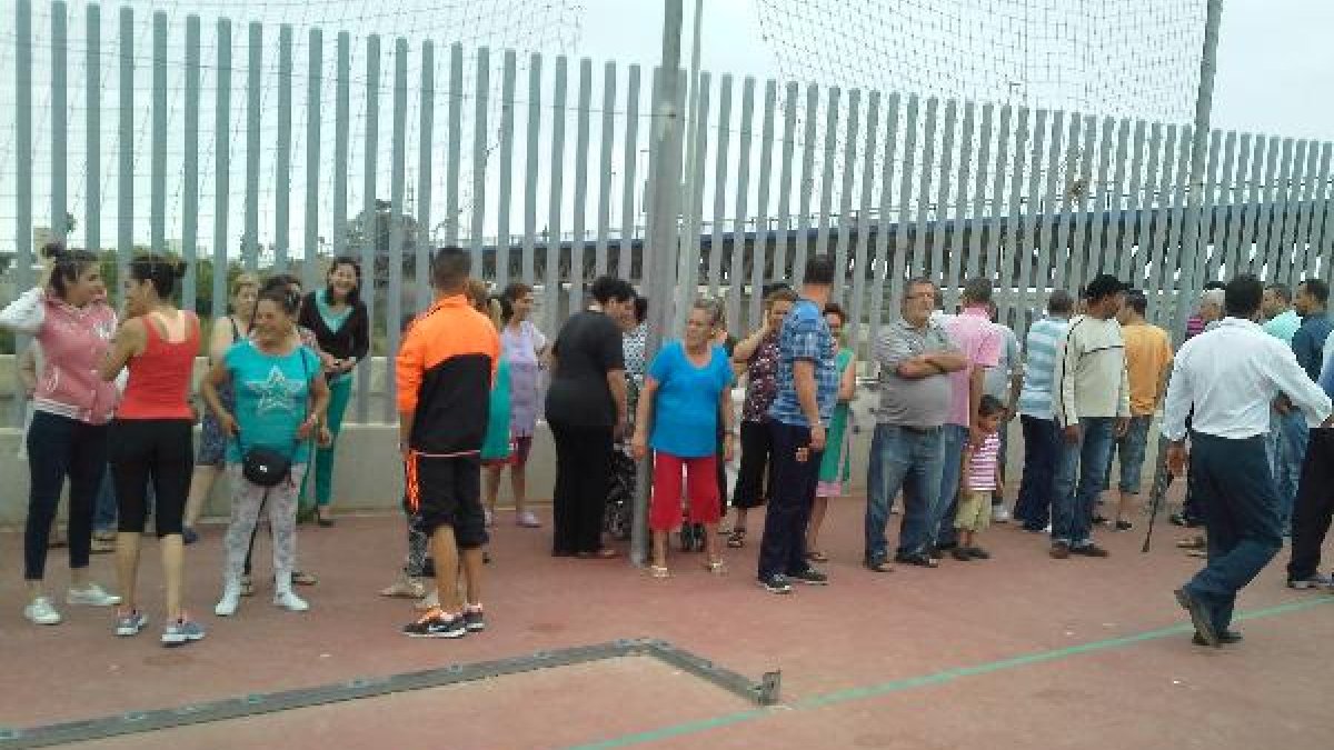 Vecinos de El Puche se concentran para pedir solución contra la plaga de mosquitos.tyle>.a