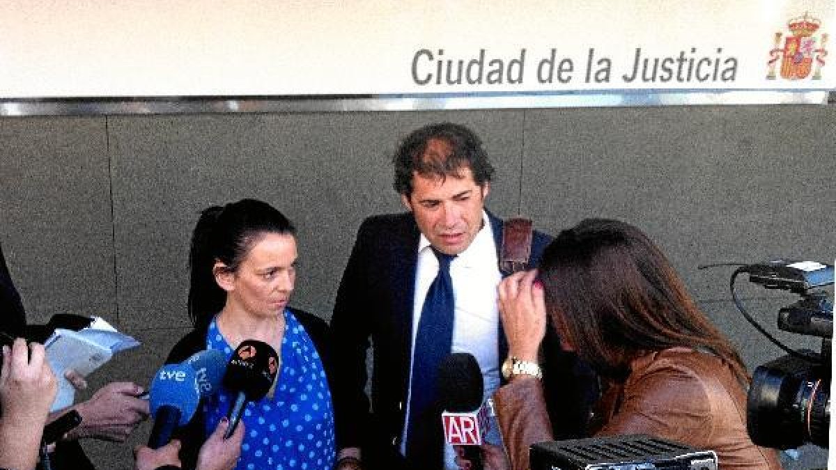 La madre de la niña, Gema Cuerda, junto al abogado Julián Cazorla, atiende a los medios en la Ciudad