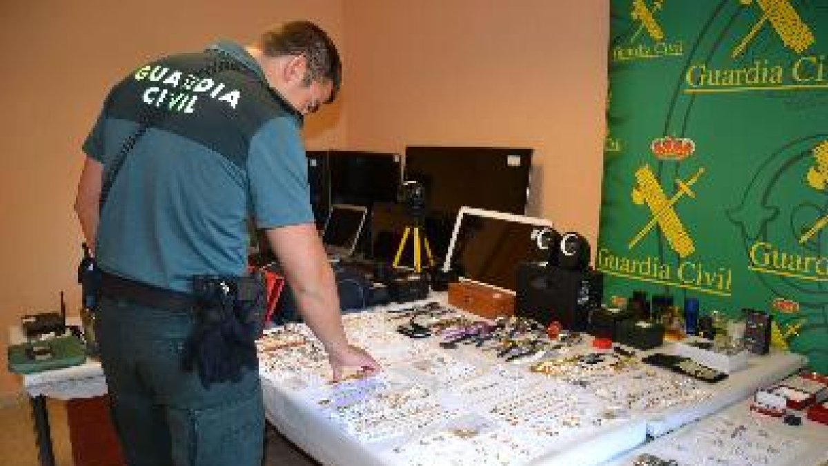 Exposición de los efectos recuperados, en la Comandancia de Roquetas.tyle>.apqj{position:a