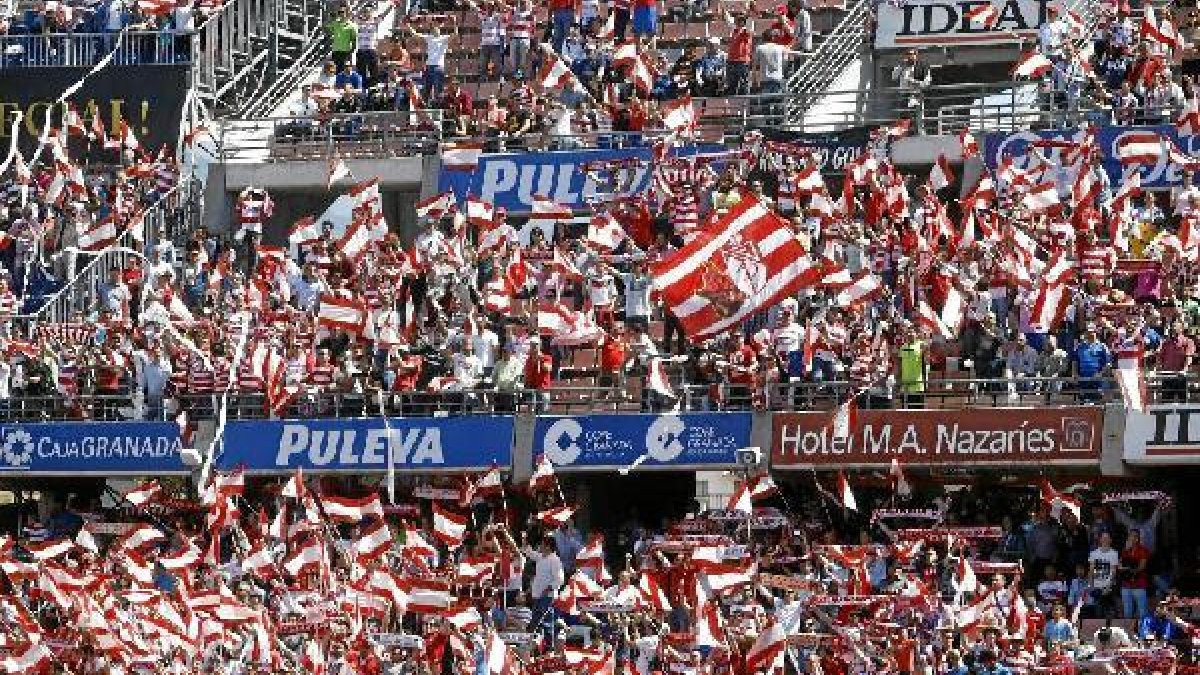 Los seguidores del Granada se han recuperado de la derrota ante el Almería.tyle>.apqj{posi