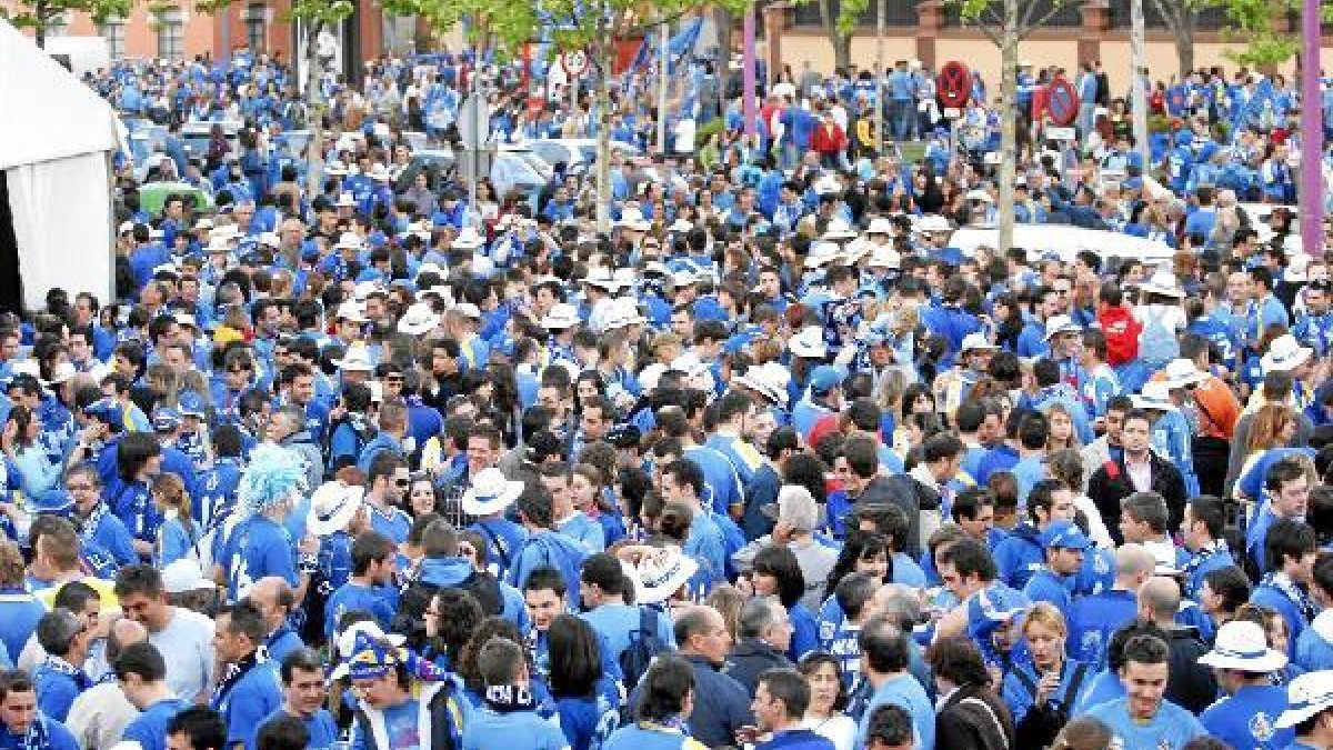 Seguidores del Getafe a las puertas del Coliseum.e;clip:rect(46