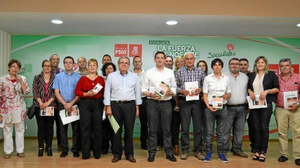 Representantes socialistas, hoy en rueda de prensae;clip:rect(4