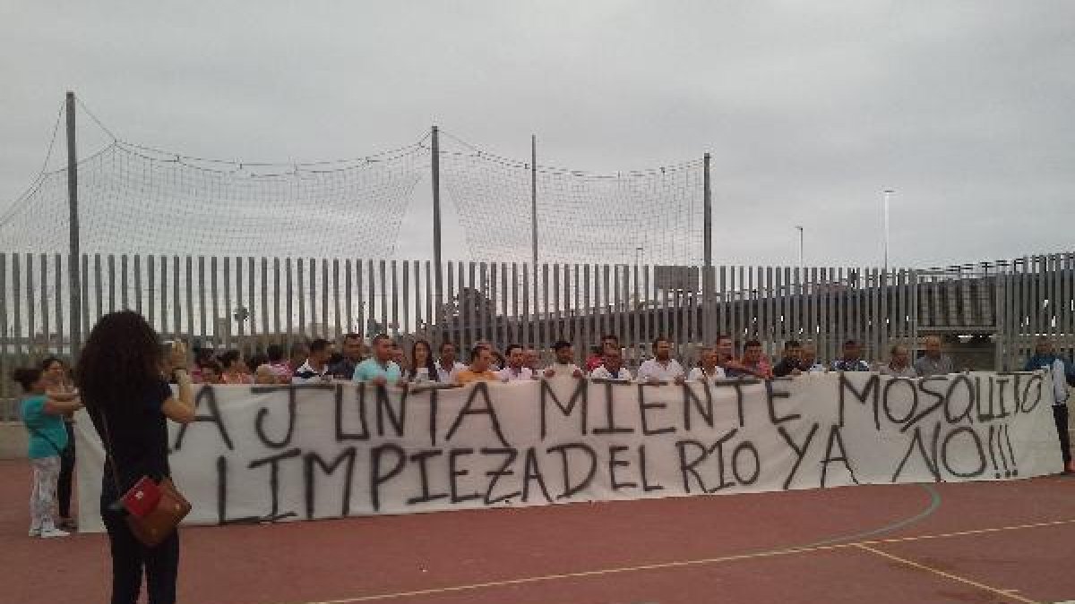 Vecinos de El Puche se movilizan contra la plaga de mosquitos,e