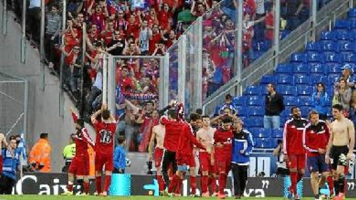Los jugadores de Osasuna lanzan las camisetas a sus seguidores en Cornellá-El Prat.tyle>.a