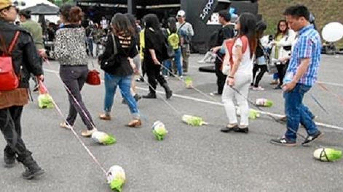 Jóvenes chinos paseando repolloso,469