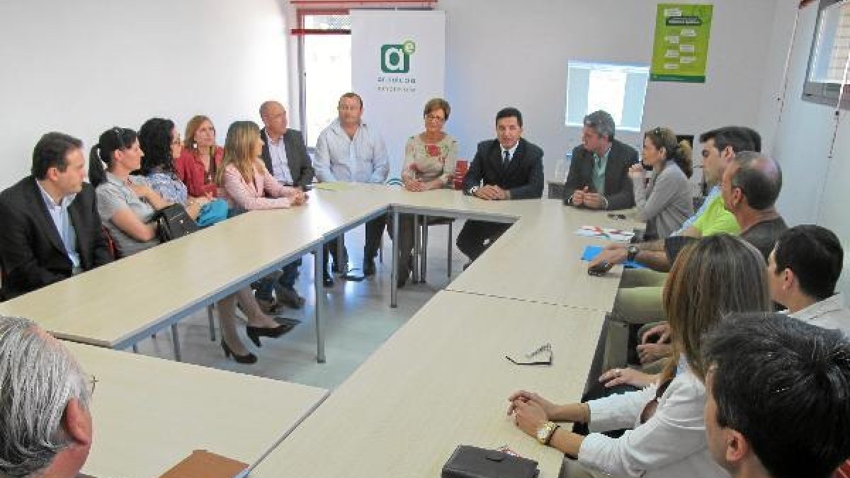 Reunión con emprendedores en el CADE de Verax,a